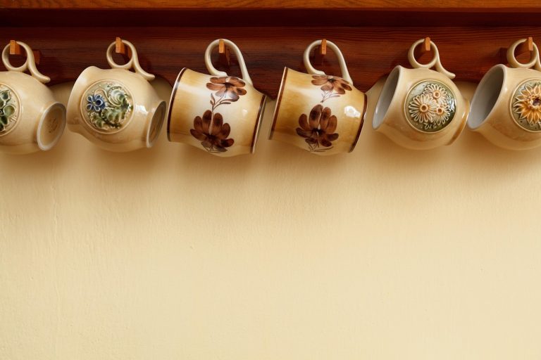 beverage, breakfast, ceramic, coffee, crockery, tea cup, cup, dish, handle, kitchen, coffee cup, mug, object, pottery, row, tea, decorated, cups, mugs, brown, brown coffee, brown kitchen, brown tea, brown cup, brown breakfast